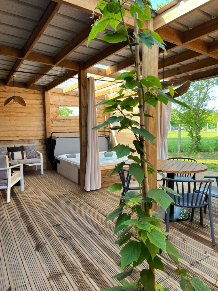 Premium Cabane Côté Nature avec Spa 35m² 5 P. (2 chambres) + Climatisation + Terrasse couverte et fermée